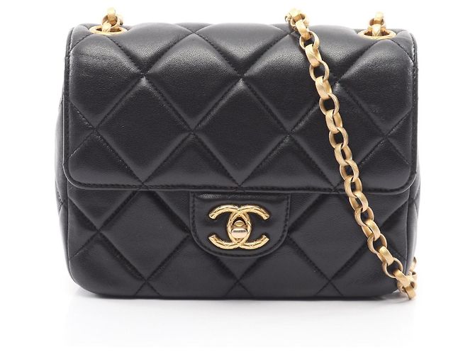 Borsa a tracolla Chanel Matelassé in pelle d'agnello nera Nero