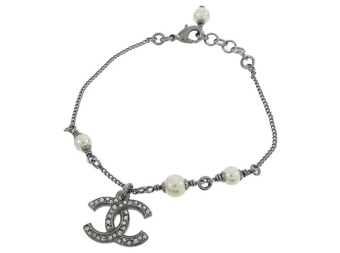 Chanel Armband mit silbernen Anhängern Weiß