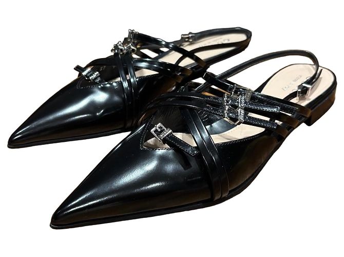 Gucci Mules a punta con cinturini in pelle nera Nero