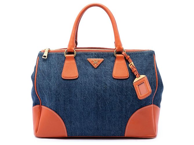 Bolsa de mão em denim azul Prada com acabamentos em Saffiano