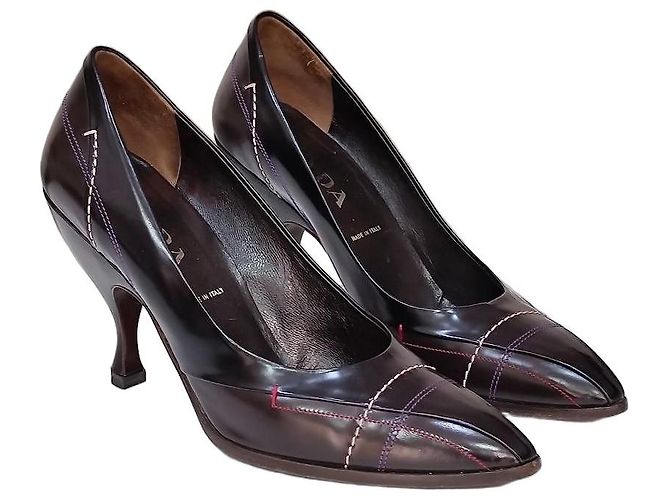 Sapatos de salto Prada em couro castanho com costuras contrastantes Marrom