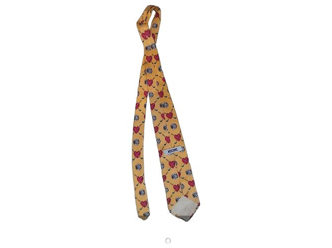 Cravatta Moschino Gialla in Seta Motivi Cuori e Golf Rosso Blu Giallo
