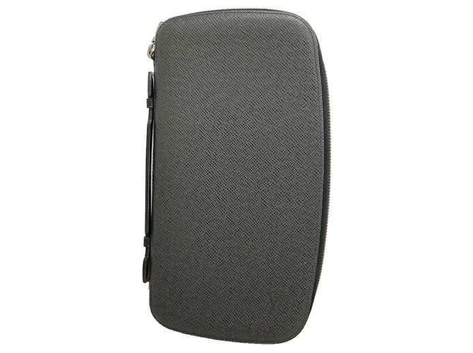 Cartera larga Louis Vuitton Taiga Organizer Atoll Negro