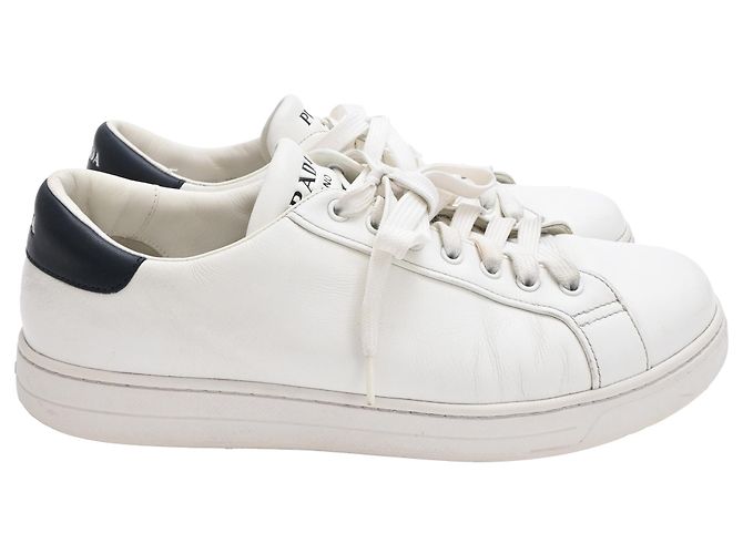 Baskets basses Prada en cuir blanc Écru