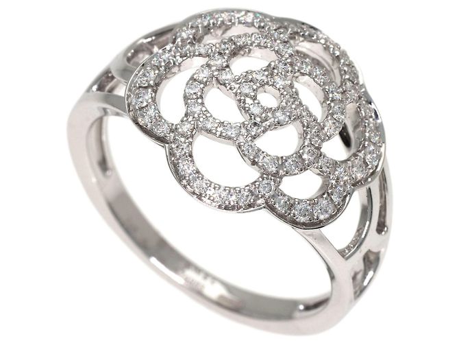 Anillo Chanel Camélia con diamantes en oro blanco 18K