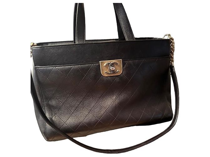 Bolsa de mão Chanel em couro preto acolchoado com fecho CC