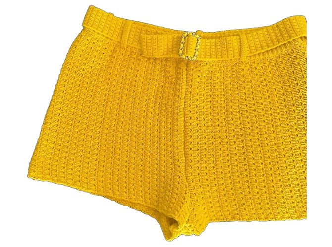 Chanel Short en maille jaune avec ceinture