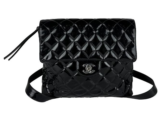 Mochila Chanel em couro envernizado preto