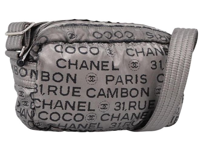 Borsa a tracolla CHANEL Unlimited Coated Canvas Silver CC Auth 204911 Argento