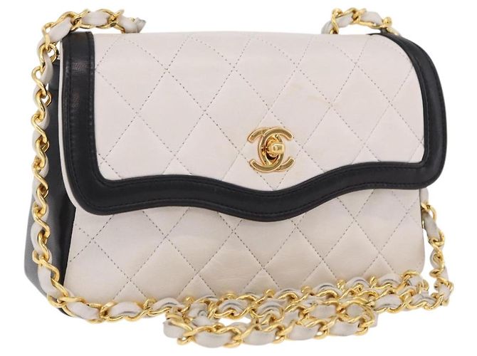 Bolsa de Ombro CHANEL Matelasse com Corrente em Pele de Cordeiro Branco e Dourado CC Auth 206300SAV
