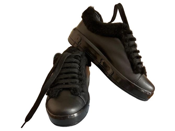 Sapatilhas Prada em couro preto com acabamento em pelo