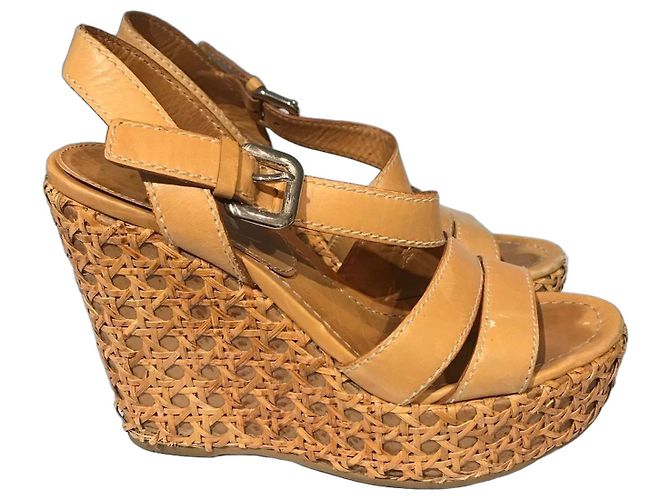 Sandales compensées Prada en cuir camel taille 36