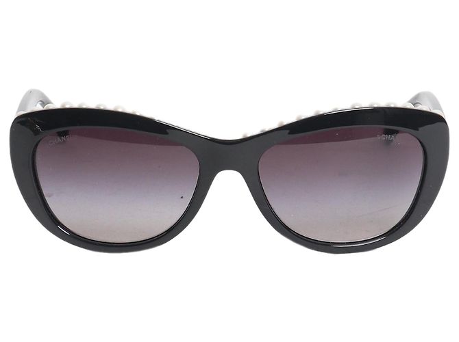 Chanel Óculos de sol gatinho com pérolas sintéticas pretas Preto