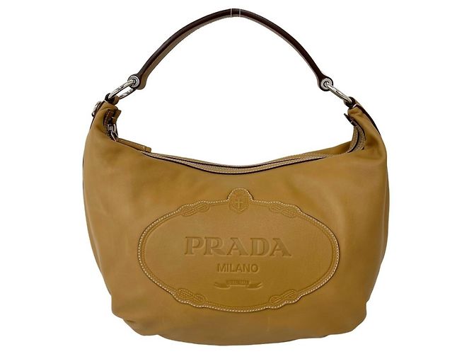Sac à main en cuir beige avec logo embossé Prada