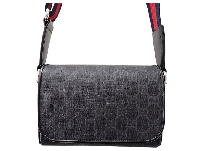 Bolsa Messenger com Aba Gucci Black GG Supreme Web Preto
