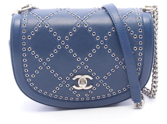 Borsa a tracolla mini rotonda Chanel Matelassé Coco Eyelet Blu