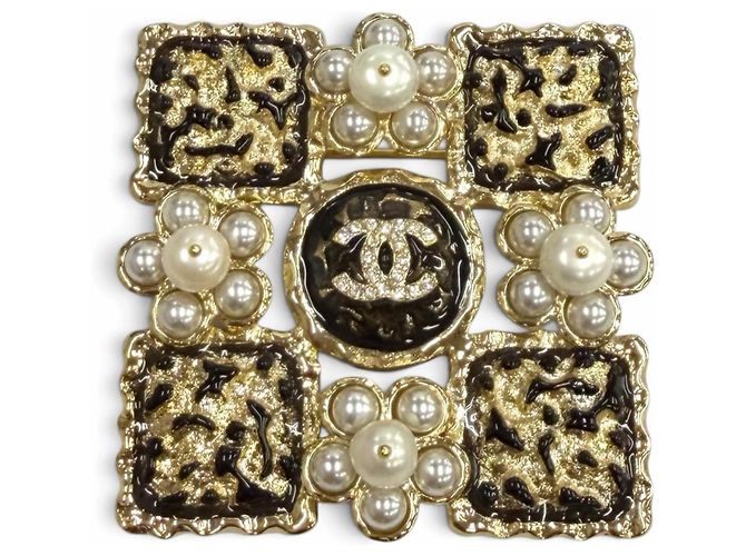 Spilla quadrata Chanel L24S Coco Mark in perle eco e strass Nero Bianco D'oro