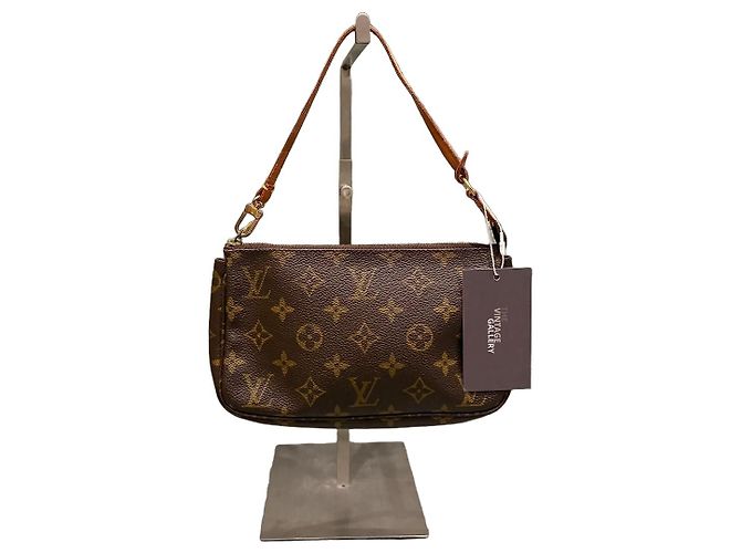 Louis Vuitton Pochette Accessoires Monogram Castaño Monograma