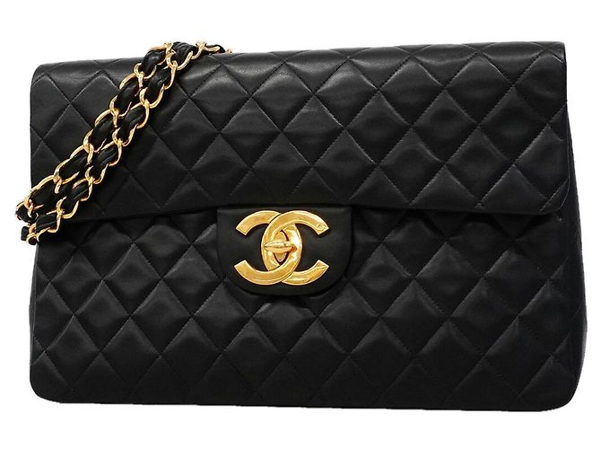 Borsa a tracolla Chanel in pelle d'agnello nera Nero