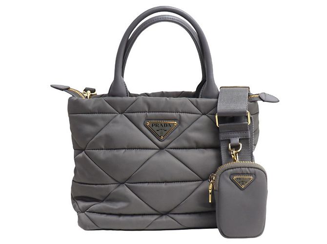 Saco de ombro tote acolchoado Prada Re-Nylon em Gray Marrom