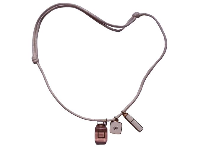 Mademoiselle Collar Chanel Parfum e Batom Branco Bege
