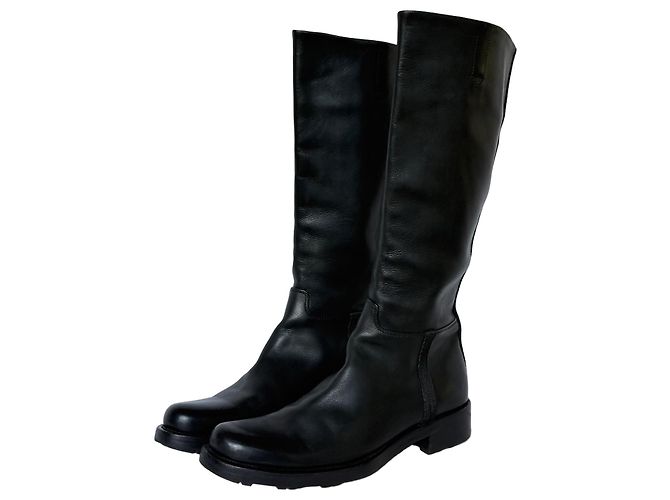 Prada Botas altas de piel negra Negro