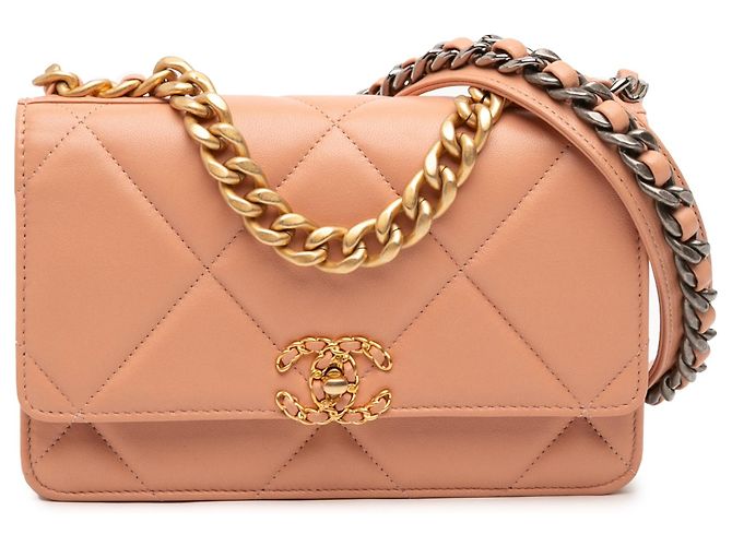 Bolsa Chanel 19 Wallet on Chain em pele de cordeiro acolchoada rosa