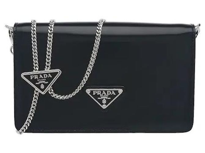 Prada O material de couro escovado com um brilho subtil e textura suave harmoniza-se com uma alça de corrente sofisticada para um ambiente moderno e elegante. A sua silhueta sofisticada de mala de ombro completa perfeitamente Preto