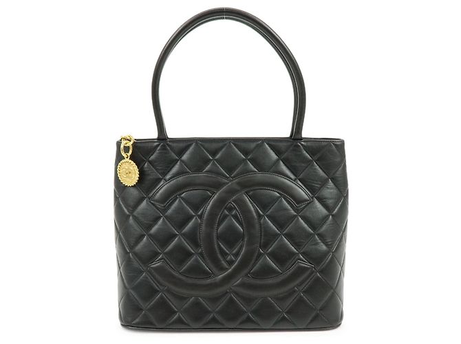 Chanel Medallion Quilted Caviar Preto