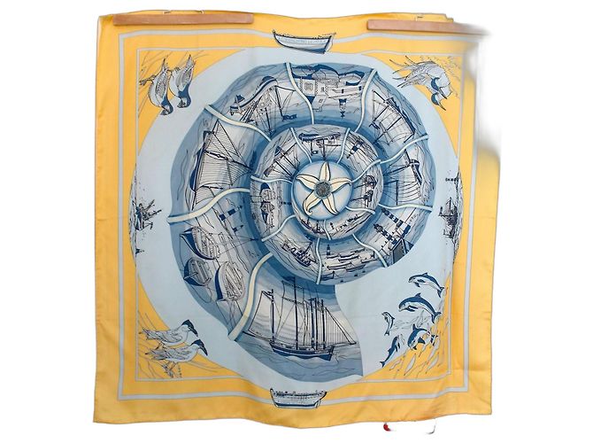 Hermès Carré in Seta "Compagnons de Mer" Giallo e Blu Bianco Beige
