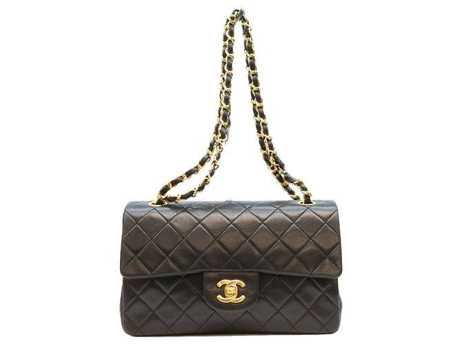 Borsa a tracolla Chanel in pelle d'agnello matelassé nera Nero