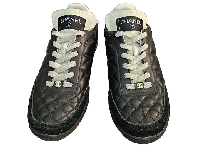 Chanel Sapatilhas de pele acolchoada e camurça Preto Branco