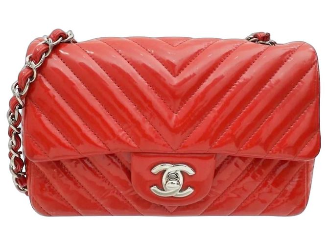 Bolso Chanel Classic Flap de charol rojo chevron Roja
