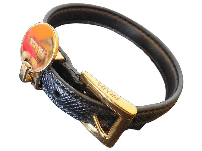 Pulseira Prada em pele preta com charm logo Preto