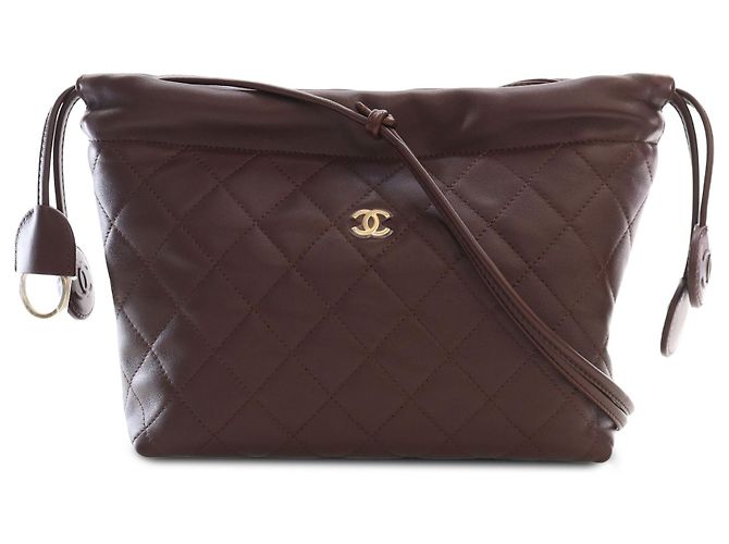 Clutch Chanel Brown CC Quilted Lambskin com cordão e alça Marrom