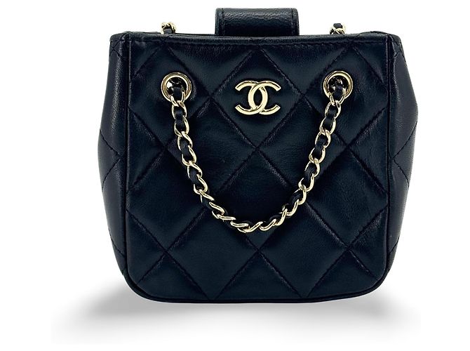 Chanel CC Square Clutch mit Kette aus gestepptem Lammleder Mini Schwarz
