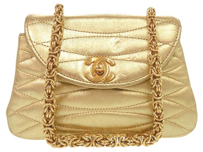 Bolsa de corrente Chanel Coco Mark em pele de cordeiro com hardware dourado