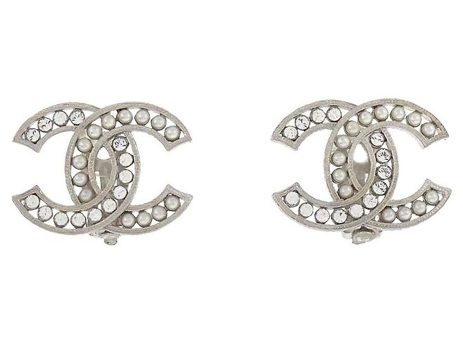 Brincos Chanel CC Clip-On em metal com cristais e pérolas artificiais Prata