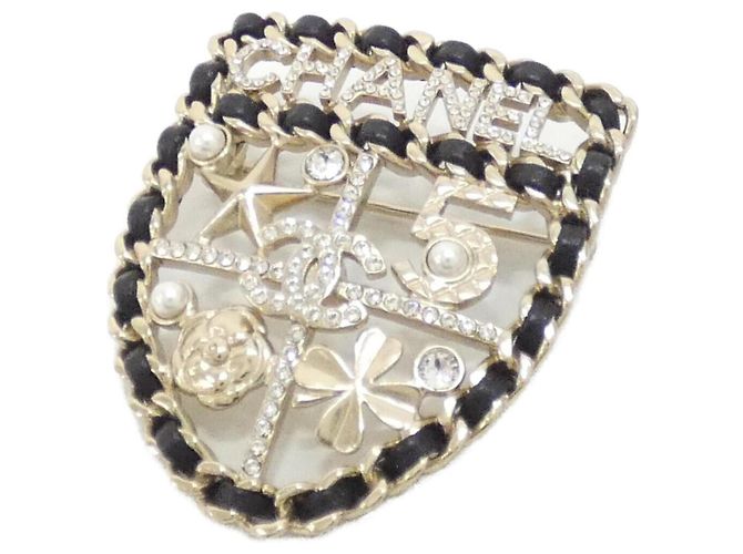 Broche Chanel AB4702 de couro preto branco e dourado