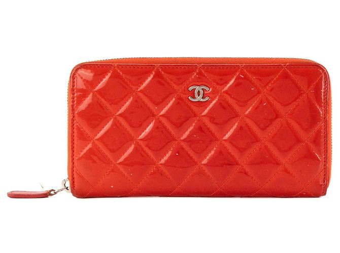 CHANEL - Cartera larga Classic/Timeless en cuero charol rojo Roja