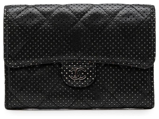 Cartera Small Flap Chanel de piel de cordero acolchada perforada negra Negro