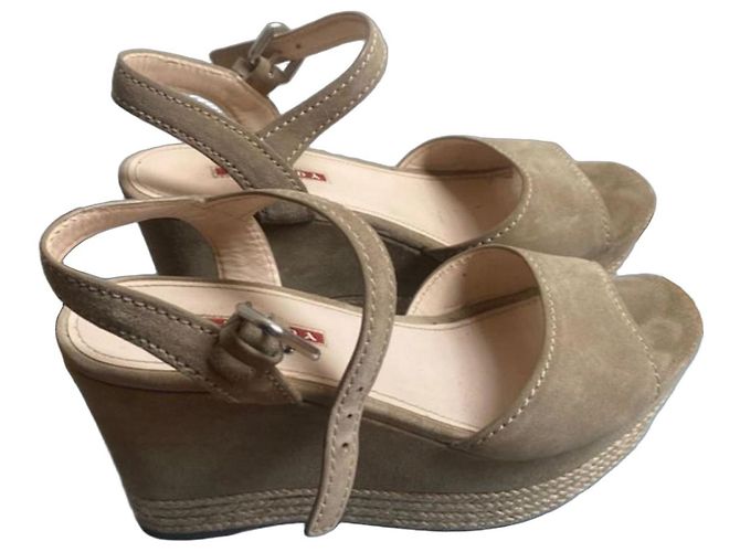 Sandales compensées en daim beige Prada