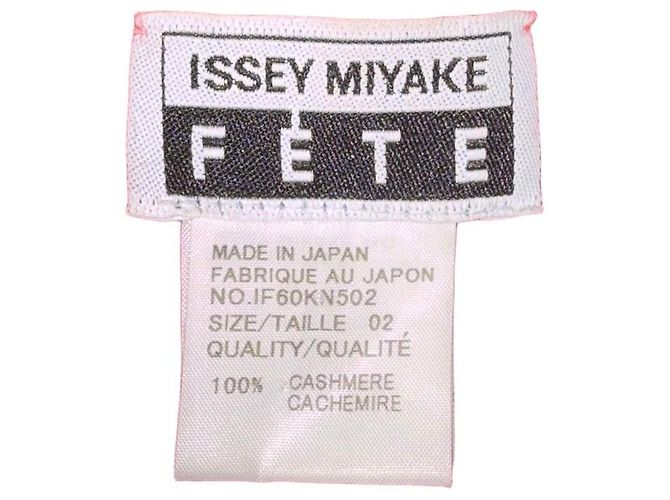 Wunderschöner Issey Miyake Kaschmir-Cardigan