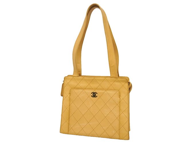Saco Tote Chanel em couro Matelassé Bege