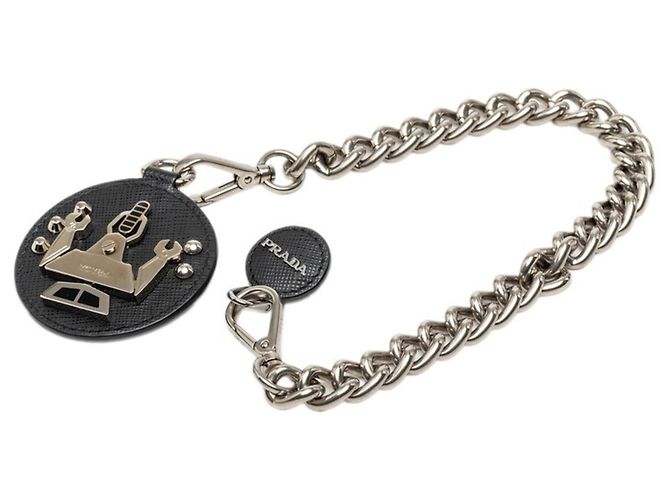 Saffiano Spilla Prada con logo a catena e motivo robot Nero