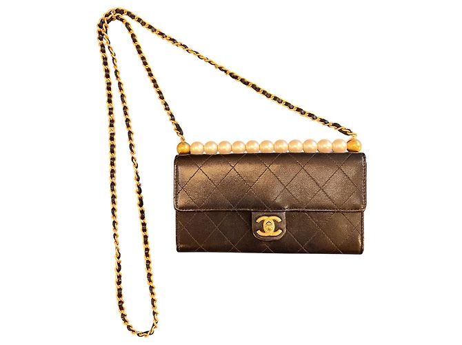 Clutch Chanel Chic Pearls 2019 em pele de cabra acolchoada com corrente