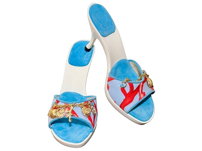 Sandales Versace en daim avec breloques marines Blanc Rouge Bleu Doré