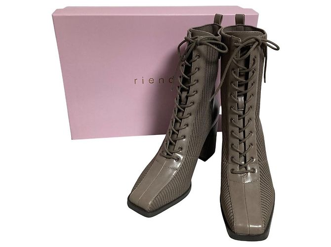 Autre Marque Rienda Schnürstiefel aus Strick Braun