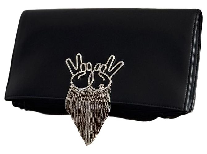 Chanel Pochette in pelle nera con segno della pace Nero