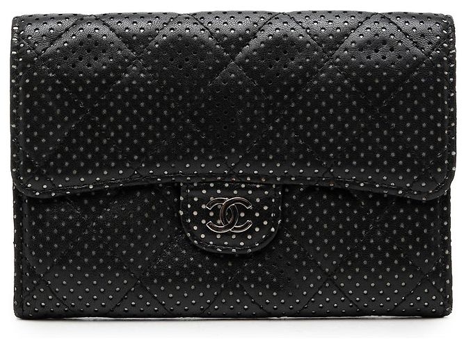 Carteira Small Flap Chanel em pele de cordeiro acolchoada perfurada preta Preto